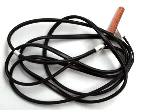 Schwarzes Kabel mit einem Kupferende, das möglicherweise ein Temperaturfühler von Daikin ist. Die Kabel sind verdreht und auf einem hellen Untergrund platziert.